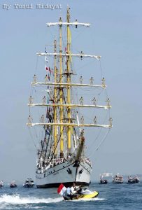 Tampak dua taruna membuat formasi di atas tiang-tiang layar KRI Dewa Ruci dengan cara memanjat cepat ketika akan berlabuh di Pelabuhan Batuampar diiringi sejumlah unit Patkamla Lanal Batam dan boat pancung warga (15/8).f. Yusuf Hidayat